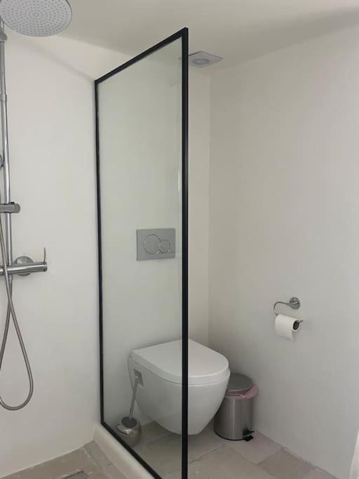 Cozy, Spacious, Newly Renovated Flat In Adamas ภายนอก รูปภาพ