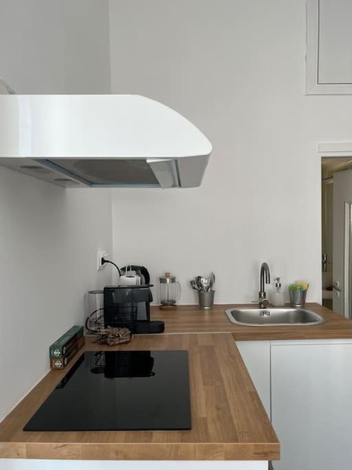 Cozy, Spacious, Newly Renovated Flat In Adamas ภายนอก รูปภาพ